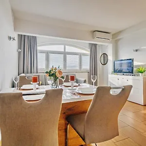Comfort In Peaceful Area - With Garden Apartament