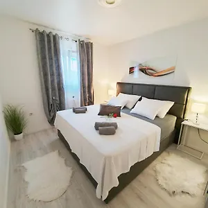 Toni With Private Parking Apartament